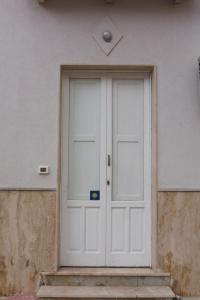 ファヴィニャーナにあるLe Case Di Tufoの建物側白い扉