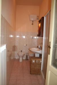 uma casa de banho com um WC e um lavatório em Casa Flavia em Orvieto