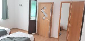 Postel nebo postele na pokoji v ubytování Coroian House