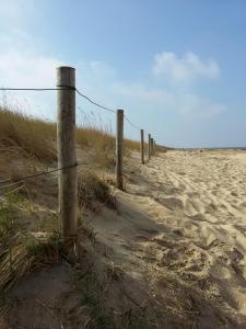 クックスハーフェンにあるHaus Horizontの海の隣の砂浜の柵