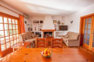 een woonkamer met een tafel met een fruitschaal erop bij CA NA PEPA in Sant Rafael de Sa Creu