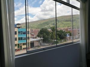 une fenêtre avec vue sur la ville dans l'établissement Hotel CanCun, à Jaén