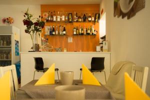 un restaurante con mesa y sillas y un bar en Hotel Villa Enea, en Cattolica