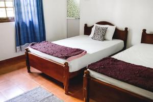 Кровать или кровати в номере Holiday Stay Inn