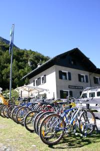 eine Reihe von Fahrrädern, die vor einem Gebäude geparkt sind in der Unterkunft Chalet Villa Valania in Valdidentro