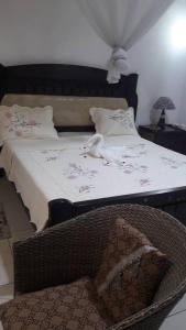 Una cama o camas en una habitación de Hôtel des îles