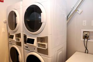 un laboratorio con dos lavadoras en una habitación en A Stylish Stay w/ a Queen Bed, Heated Floors.. #3, en Brookline