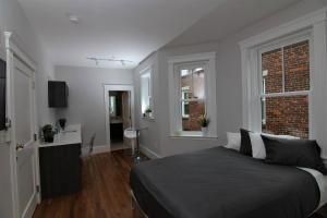 Foto da galeria de A Stylish Stay w/ a Queen Bed, Heated Floors.. #3 em Brookline