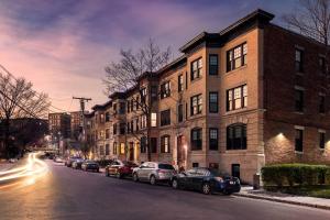 una calle de la ciudad con coches estacionados al costado de la carretera en A Stylish Stay w/ a Queen Bed, Heated Floors.. #3, en Brookline