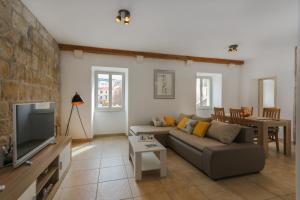Televízia a/alebo spoločenská miestnosť v ubytovaní Vacation house "Kaštil" Pučišća - Brač
