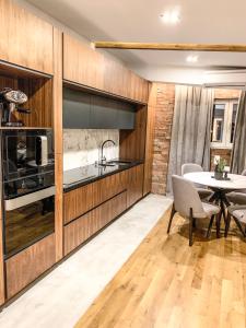 Kuchyň nebo kuchyňský kout v ubytování Contemporary apartment with amazing view of Skopje + 3 fotografie