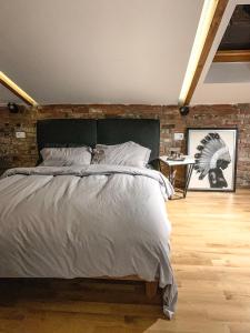 Postel nebo postele na pokoji v ubytování Contemporary apartment with amazing view of Skopje