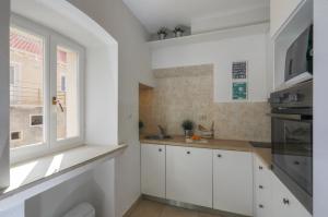 Kuchyňa alebo kuchynka v ubytovaní Vacation house "Kaštil" Pučišća - Brač + 37 fotografií