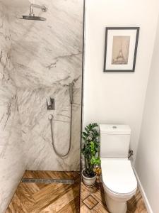 Koupelna v ubytování Contemporary apartment with amazing view of Skopje