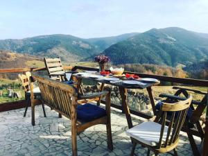 - Balcón con mesa y sillas y vistas a las montañas en Casa Maria Valea Draganului, en Lunca Vişagului