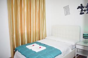 een slaapkamer met een bed met twee handdoeken erop bij TAJ Venice Room in Mestre