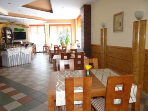 A restaurant or other place to eat at Hotel Restauracja Kinga