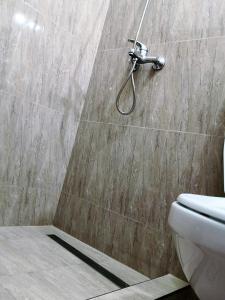 bagno con doccia e servizi igienici di Sunny Town House a Braşov