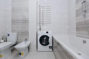 スームィにあるGreatest Luxury Apartmentのバスルーム(洗濯機、トイレ付)