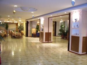 a lobby with tables and chairs in a building at Hotel Marrani in Ronta