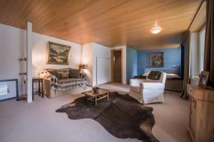 Zimmer mit einem Bett, einem Sofa und einem Tisch in der Unterkunft Luftschloss in Grindelwald