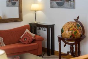 una sala de estar con sofá y un globo en una mesa en Los Naranjos en Ushuaia