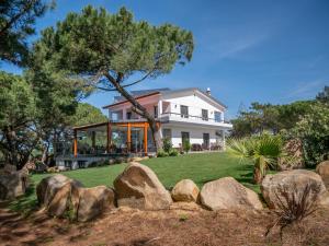 uma grande casa branca com pedras no quintal em Azen Cool House em Sintra
