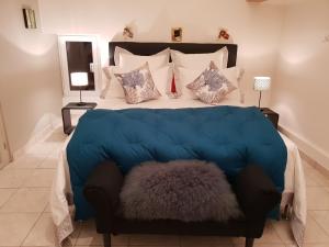 モンフランカンにあるMoulin De Ladausseの大型ベッド(青い掛け布団、枕付)