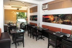 a restaurant dining room with tables and chairs at Hotel Castell - Cerca Del Aeropuerto in Guayaquil