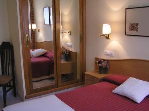 Posteľ alebo postele v izbe v ubytovaní Hotel La Brañina