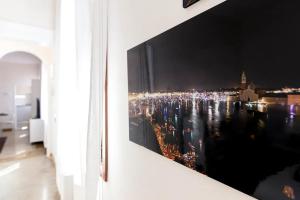 a picture of a city on the wall of a room at Residence Giulietta in Venice