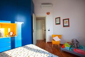 1 dormitorio con armario azul, cama y silla en CaseOspitali - Cà del Frassino - suggestivo appartamento in villa 2 camere e 2 bagni x5, en Gorgonzola