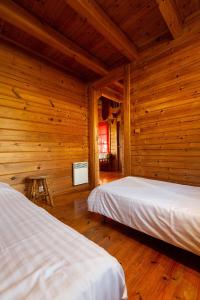 A bed or beds in a room at Les Chalets de Grazimis