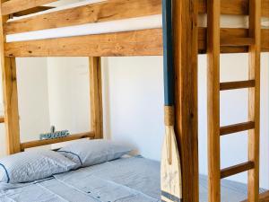 ein Schlafzimmer mit einem Etagenbett mit Holzbettrahmen in der Unterkunft APARTMAN Bervida Murter in Murter
