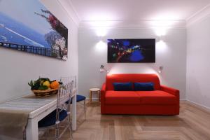 sala de estar con sofá rojo y mesa en Angela House Amalfi centro, en Amalfi