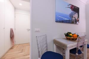 Cette chambre comprend une table avec un bol de fruits. dans l'établissement Angela House Amalfi centro, à Amalfi 14 autres photos