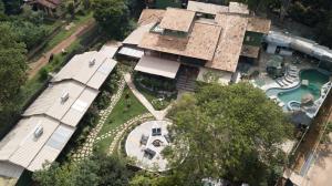 an aerial view of a house with a swimming pool at Casa da Lua Pousada in Alto Paraíso de Goiás