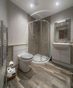 y baño con ducha, aseo y lavamanos. en Ardconnel Apartment, en Inverness