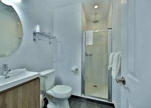 Hotel Newstar Montréal tesisinde bir banyo