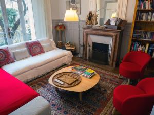 a living room with a couch and a coffee table at Chambres d'hôtes Le Clos Bleu in La Rochelle