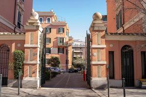 una strada cittadina con edifici sul lato di una strada di Il Bonsai B&B a Roma