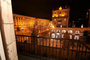 een uitzicht op een gebouw met 's nachts een klokkentoren bij Inn Home Apartments - Kreshchatyk area in Kiev