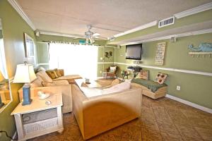 sala de estar con sofá y TV en Seatime 303S Condo en Ocean City