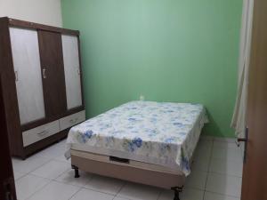 1 dormitorio con 1 cama y vestidor en Casa Hospedagem Petrolina, en Petrolina