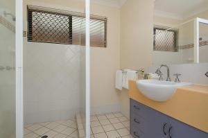 une salle de bain blanche avec un lavabo et une douche dans l'établissement Central Plaza Apartments, à Cairns 9 autres photos