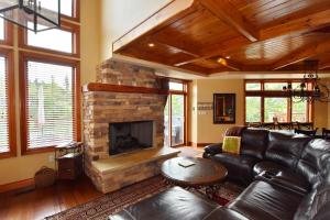 sala de estar con sofá y chimenea en Blue Mountain-Luxurious BlueSki George Chalet, Hot Tub, Pool, Gas Fireplace en Blue Mountains