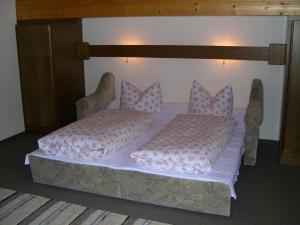 Łóżko lub łóżka w pokoju w obiekcie Pension Holzmann