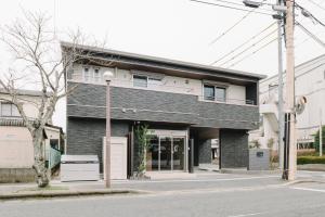 唐津市にあるグランドベース唐津駅南の通路角の建物