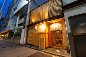 een gebouw met gele deuren aan de straatkant bij 至誠宿 SHISEI-JUKU Omiya-Gojo in Kyoto