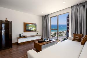Voodi või voodid majutusasutuse Tamarind Danang Beach Hotel toas